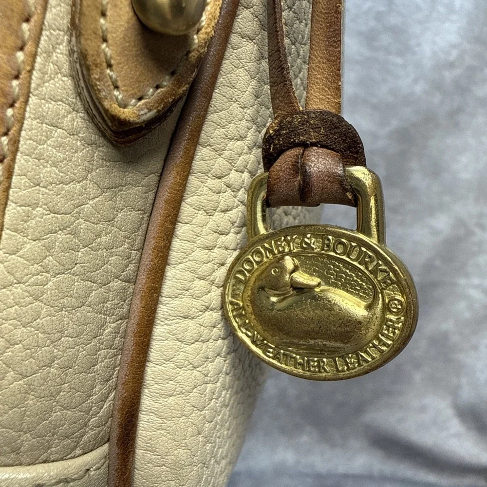 Vintage Dooney & Bourke Cream/Ivory AWL Leather Crossbody Shoulder Bag *READ*